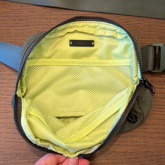 Lululemon Everywhere Belt Bag 1L Medium Olive - Picture 5 of 5